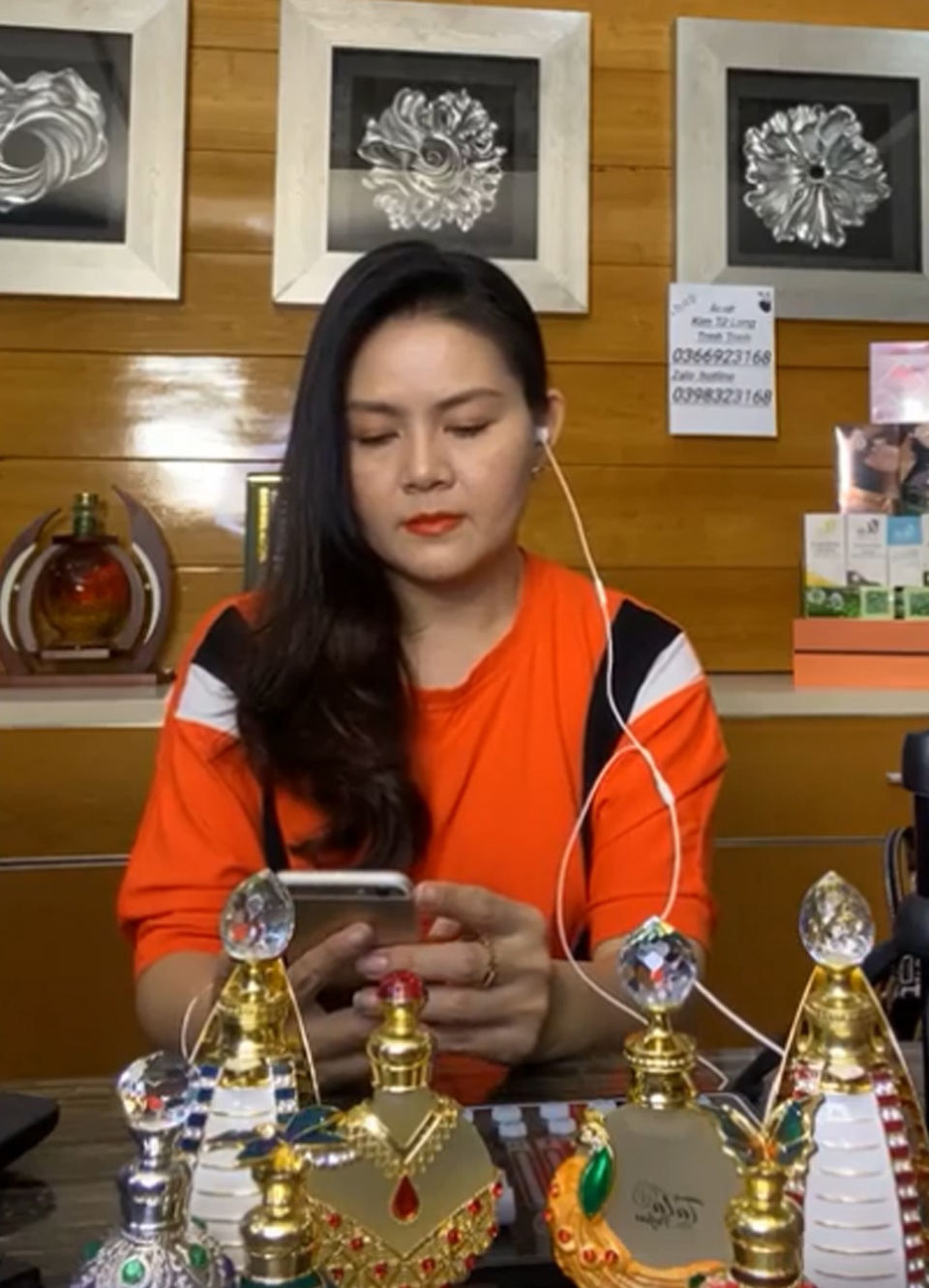 Rời xa sân khấu vì Covid-19, nghệ sĩ tên tuổi bán hàng online kiếm sống - 2 Rời xa sân khấu vì Covid-19, nghệ sĩ tên tuổi bán hàng online kiếm sống - 2