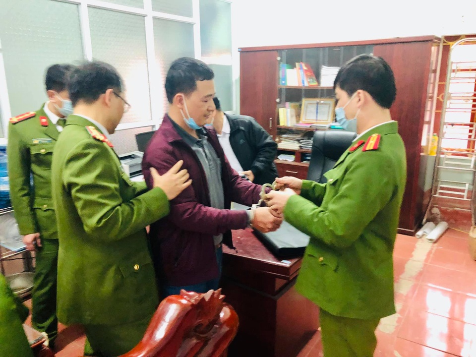 Bắt tạm giam hiệu trưởng chiếm đoạt tiền bảo hiểm của giáo viên, học sinh - 1 Bắt tạm giam hiệu trưởng chiếm đoạt tiền bảo hiểm của giáo viên, học sinh - 1