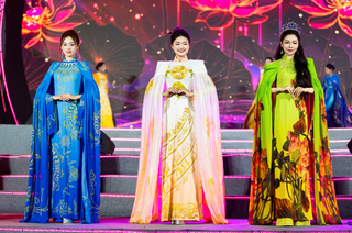 Hoa hậu Hoàng Châu Anh thu hút với áo dài “cánh sen phát sáng” dưới mưa - 9