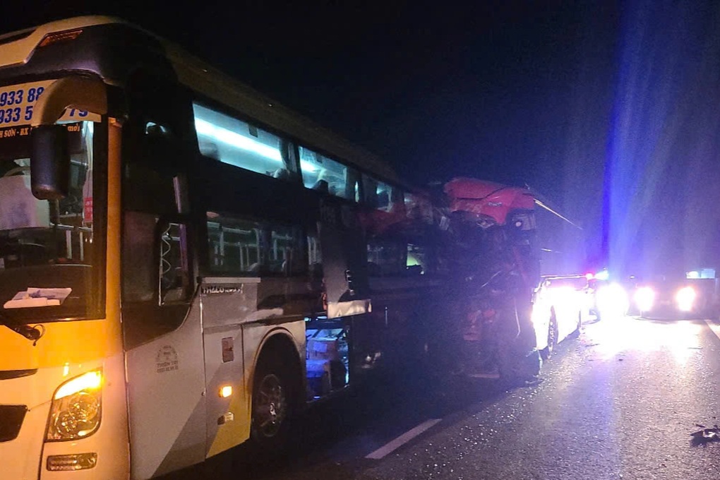 Xe khách tông nhau trên cao tốc, 3 người tử vong, hơn 20 người bị thương - 1 Xe khách tông nhau trên cao tốc, 3 người tử vong, hơn 20 người bị thương - 1