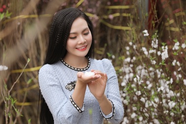 Cùng Sao mai Lương Nguyệt Anh ngắm bạch đào quý hiếm đắt gấp 10 lần đào thường