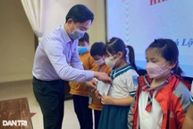 Trao 50 suất học bổng Dân trí đến học sinh khó khăn ở Thừa Thiên Huế