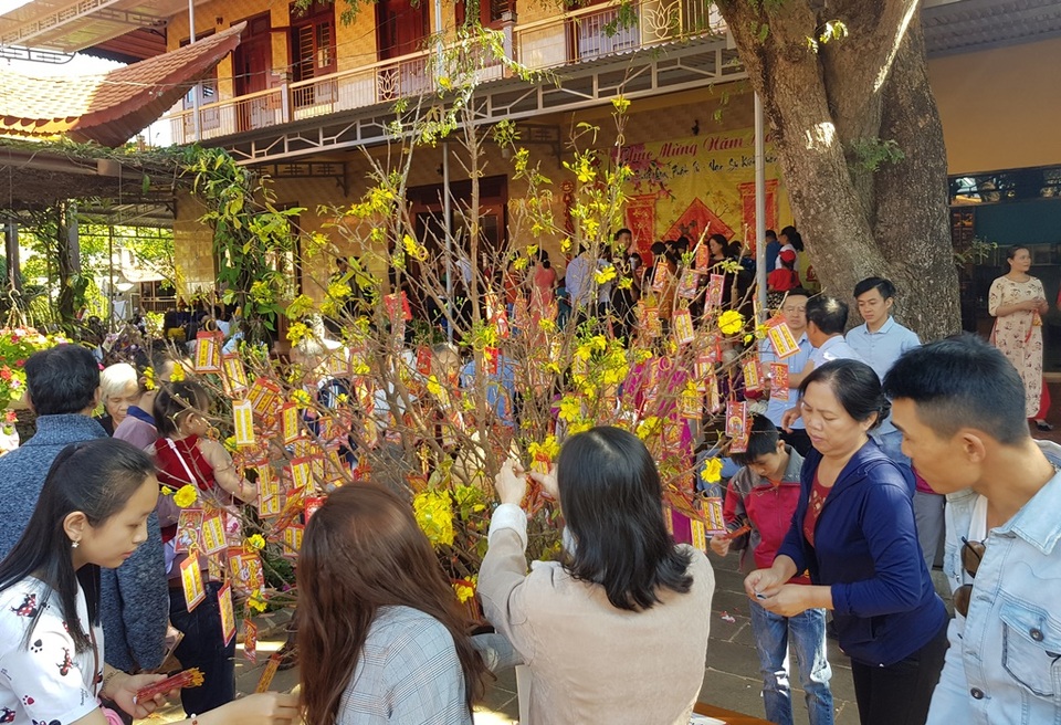 Dân phố núi hân hoan lên chùa hái lộc, cầu may đầu năm - 8 Dân phố núi hân hoan lên chùa hái lộc, cầu may đầu năm - 8