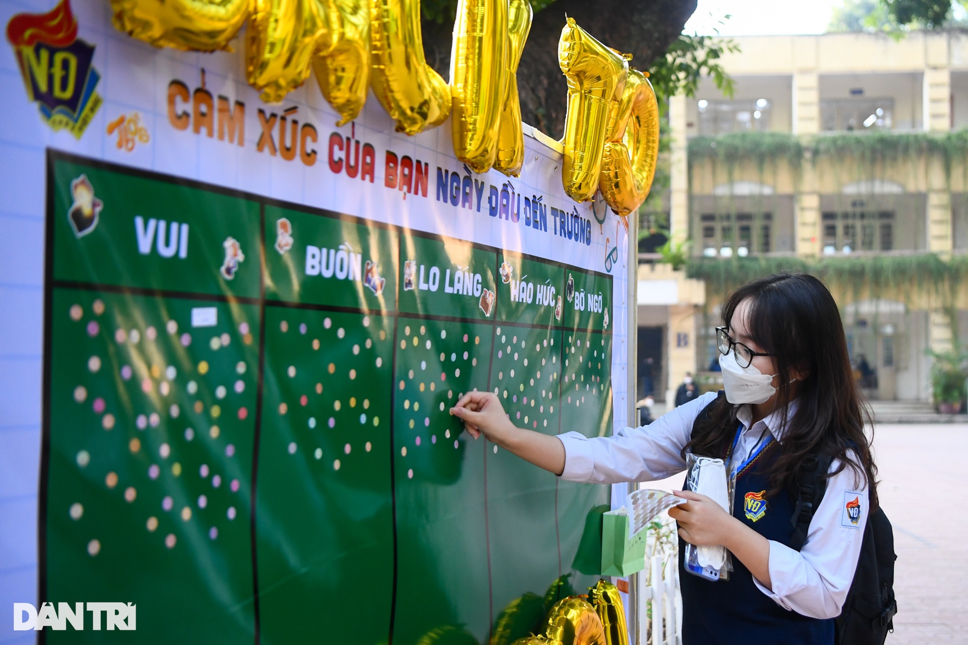 Học sinh lớp 12 ở Hà Nội bồi hồi, lo lắng trong ngày đầu trở lại trường - 6 Học sinh lớp 12 ở Hà Nội bồi hồi, lo lắng trong ngày đầu trở lại trường - 6