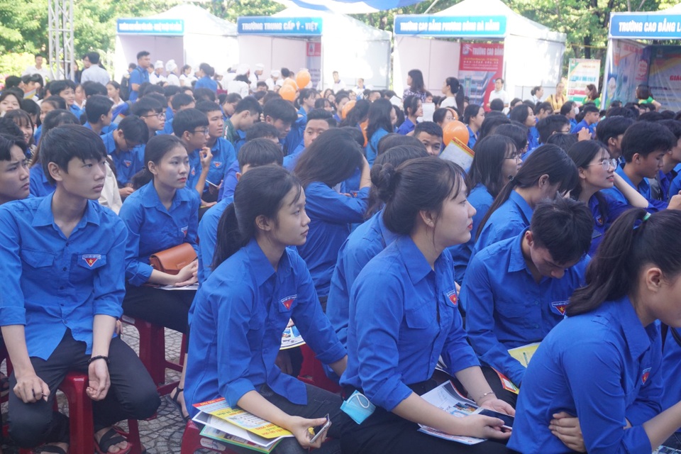 Hơn 1.000 học sinh, lao động tham gia tư vấn, tìm việc làm - 1 Hơn 1.000 học sinh, lao động tham gia tư vấn, tìm việc làm - 1