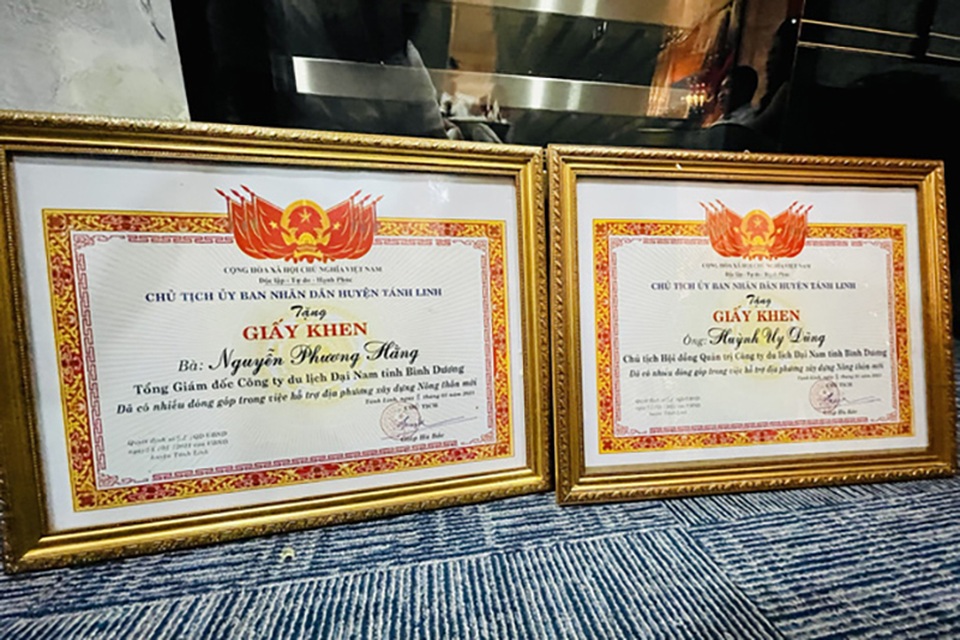 Vợ bị xử phạt, ông Dũng lò vôi tuyên bố trả lại toàn bộ giấy khen - 2 Vợ bị xử phạt, ông Dũng lò vôi tuyên bố trả lại toàn bộ giấy khen - 2