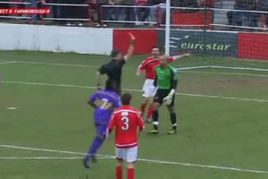 Bị truất quyền thi đấu sau… 10 giây