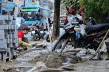 Người dân than phiền vì vỉa hè Hà Nội bị xới tung nhưng thi công quá lâu