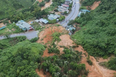 Sạt lở nghiêm trọng trên quốc lộ 70 ở Lào Cai, đất đá vùi lấp nhà dân