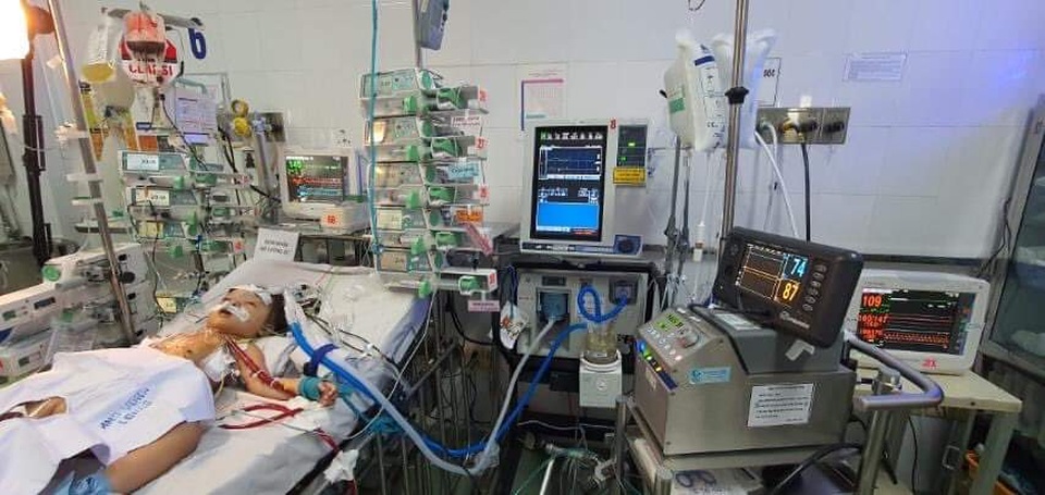 Chẻ xương ức, đặt ECMO cứu bệnh nhi đã “cầm chắc cái chết” - 2 Chẻ xương ức, đặt ECMO cứu bệnh nhi đã “cầm chắc cái chết” - 2