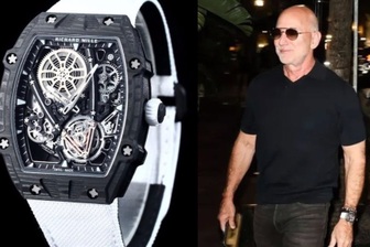 Tỷ phú Jeff Bezos đeo đồng hồ siêu hiếm, có giá 2,4 triệu USD