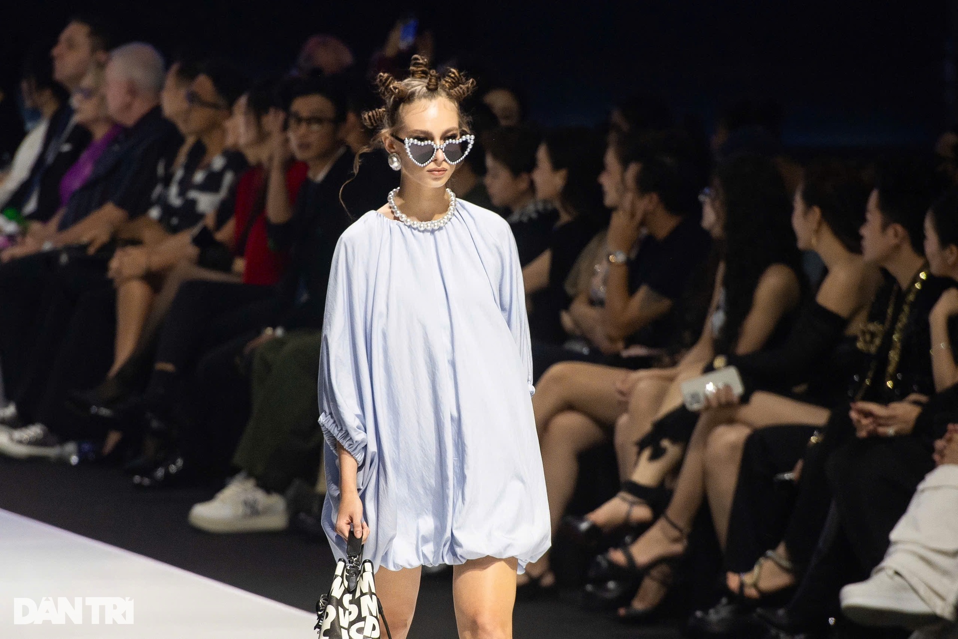 Lan Ngọc - Xuân Tiền nhảy APT., mẹ Đỗ Mạnh Cường bất ngờ đi catwalk - 5 Lan Ngọc - Xuân Tiền nhảy APT., mẹ Đỗ Mạnh Cường bất ngờ đi catwalk - 5