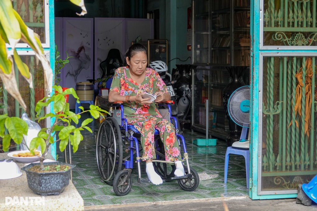 Người phụ nữ ngồi xe lăn, viết từng trang sách kiếm tiền chạy thận - 4 Người phụ nữ ngồi xe lăn, viết từng trang sách kiếm tiền chạy thận - 4