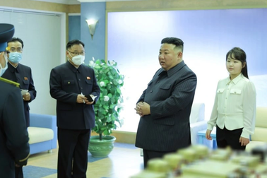 Ông Kim Jong-un lệnh phóng vệ tinh do thám quân sự đầu tiên
