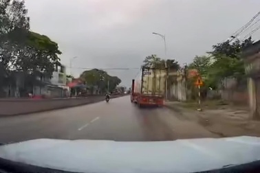 Xe container phanh cháy đường, đánh lái gấp để tránh người đi xe máy