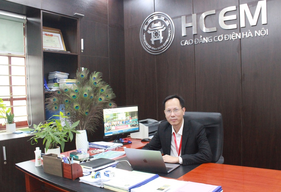 Hoa mắt với bảng thành tích giáo viên dạy giỏi của thầy giáo trường nghề - 2 Hoa mắt với bảng thành tích giáo viên dạy giỏi của thầy giáo trường nghề - 2