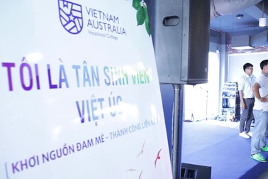 “Sốt” với màn nhảy cực chất của giảng viên và tân sinh viên trường QLKS Việt Úc