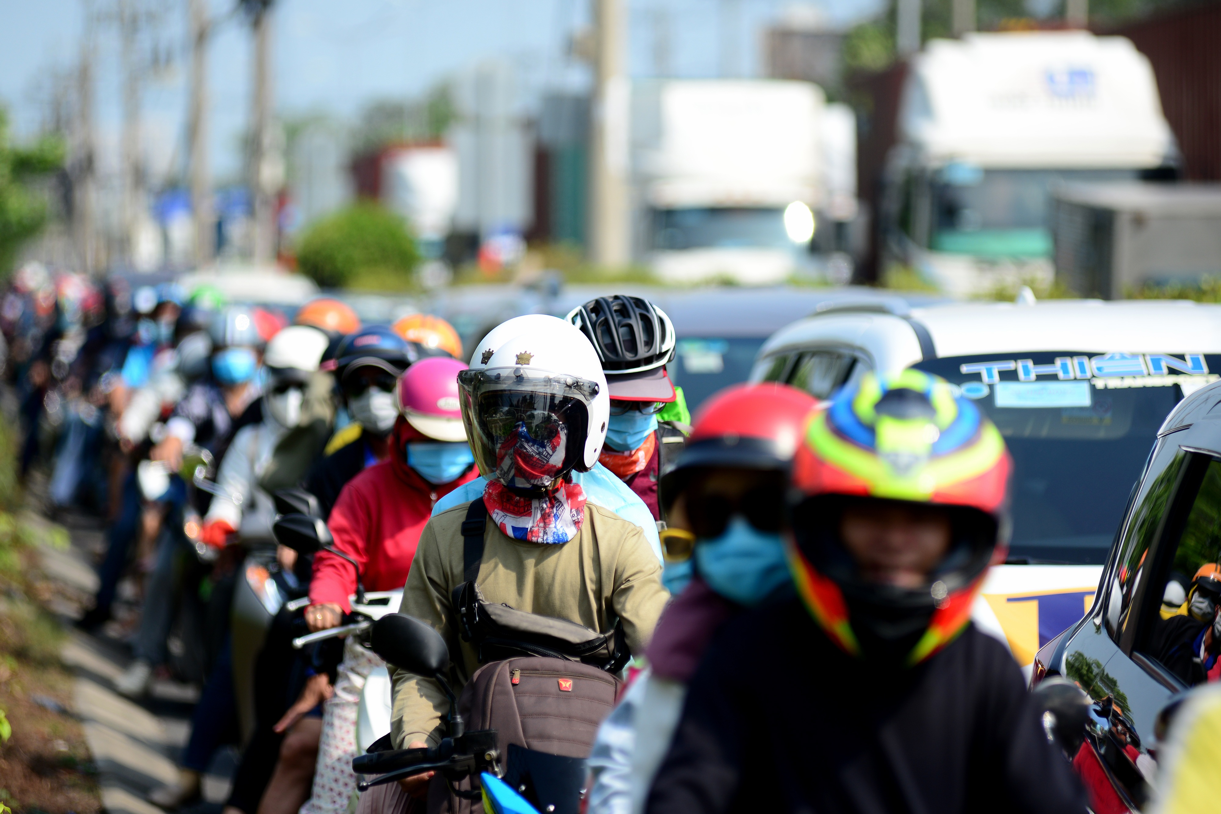 Kẹt xe kinh hoàng kéo dài hơn 2km tuyến đường phà Cát Lái - Nhơn Trạch - 3 Kẹt xe kinh hoàng kéo dài hơn 2km tuyến đường phà Cát Lái - Nhơn Trạch - 3