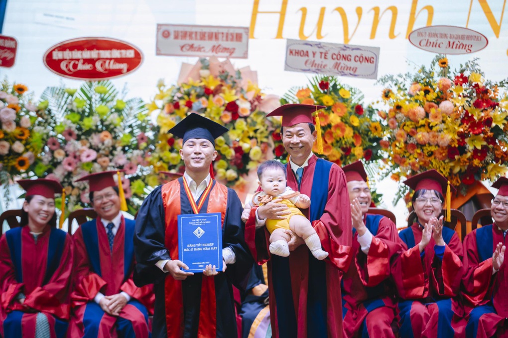 Chuyện xúc động sau video tân bác sĩ TPHCM bế con trai nhận bằng tốt nghiệp - 1 Chuyện xúc động sau video tân bác sĩ TPHCM bế con trai nhận bằng tốt nghiệp - 1