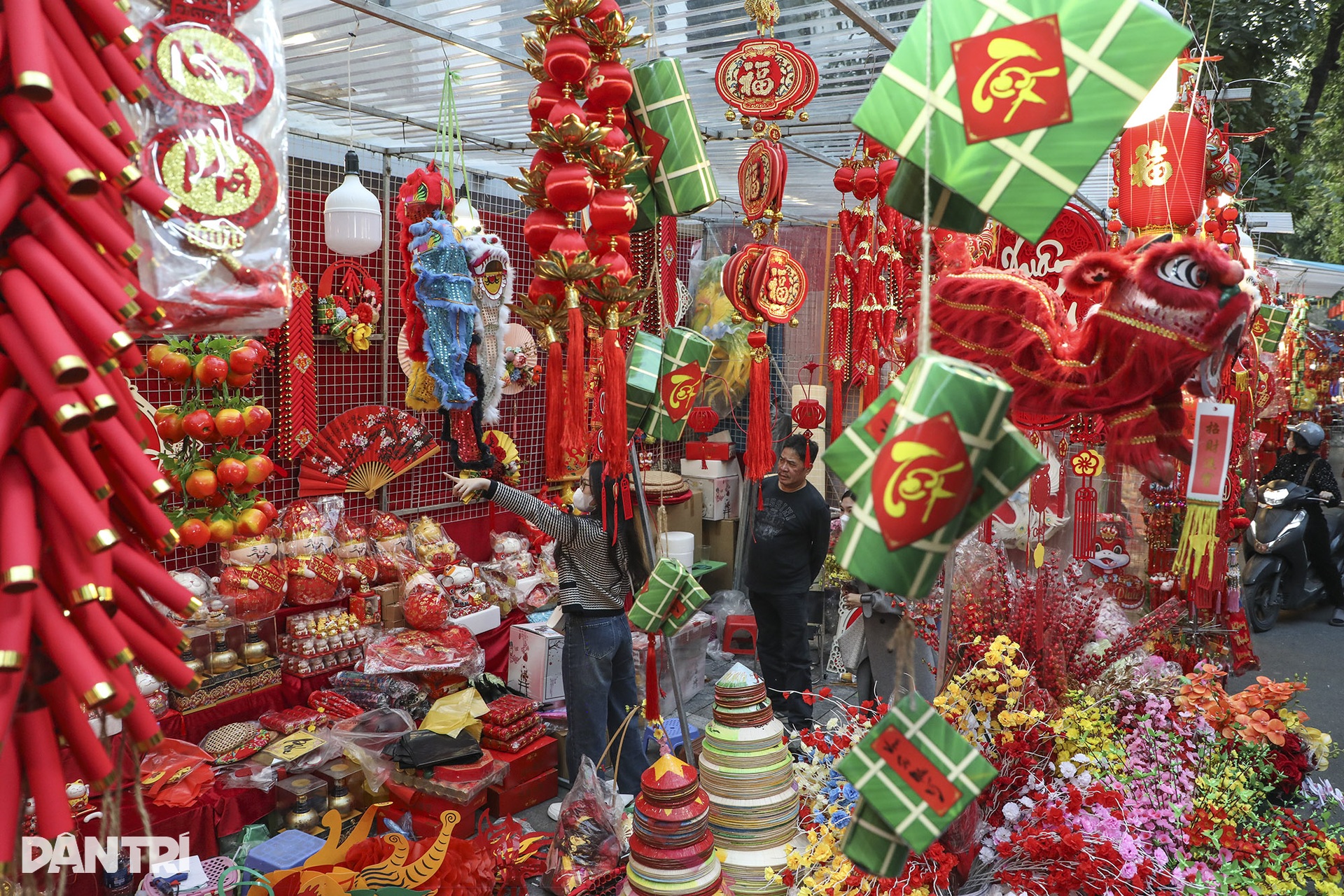 Chợ hoa Hàng Lược mở bắt đầu đông khách đi sắm Tết Ất Tỵ - 7 Chợ hoa Hàng Lược mở bắt đầu đông khách đi sắm Tết Ất Tỵ - 7