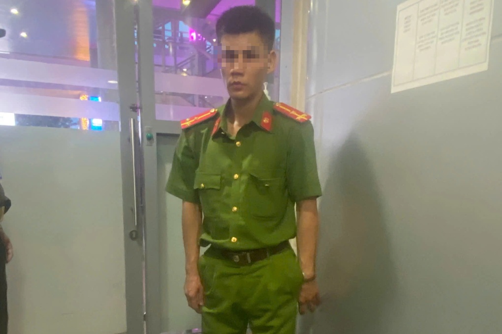Giả công an vào sân bay Đà Nẵng, đang “diễn sâu” gặp ngay an ninh thật - 1 Giả công an vào sân bay Đà Nẵng, đang “diễn sâu” gặp ngay an ninh thật - 1