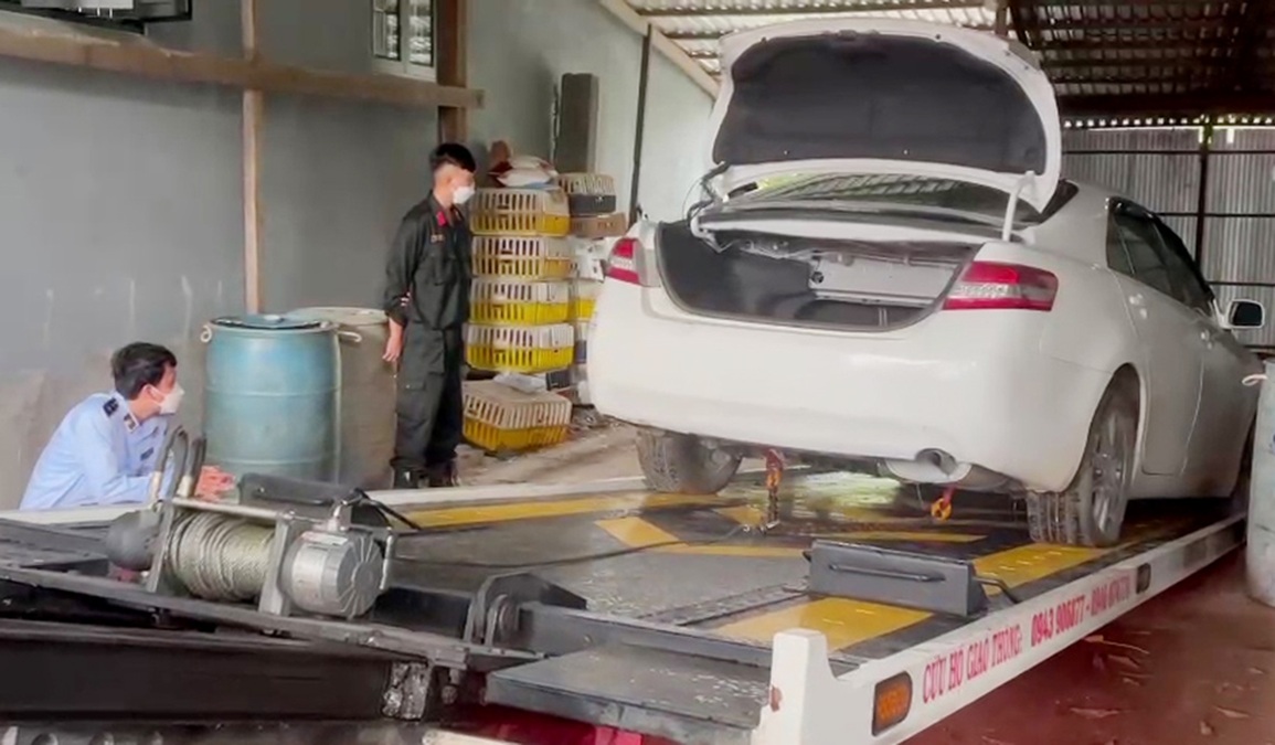 Ô tô biển nước ngoài trùm mền cất giấu ở biên giới - 2 Ô tô biển nước ngoài trùm mền cất giấu ở biên giới - 2