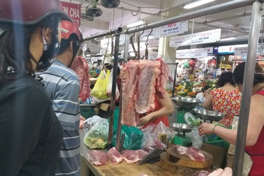 Giá thịt lợn tăng kỷ lục: Tiểu thương "khóc ròng" vì lỗ nặng, nhiều người nghỉ bán