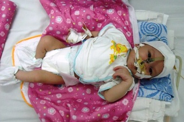 Ánh mắt trong veo như biết nói của bé Nhân Hòa