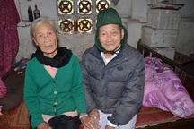 Cụ bà ngót 80 tuổi "gánh" chồng con được bạn đọc Dân trí giúp đỡ hơn 100 triệu đồng