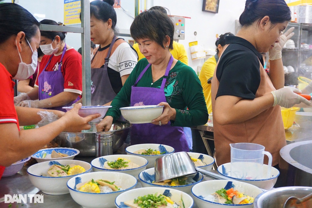 Chủ tiệm vàng ở Bình Dương chi 10 triệu đồng/ngày nấu cơm 0 đồng đãi bà con - 2 Chủ tiệm vàng ở Bình Dương chi 10 triệu đồng/ngày nấu cơm 0 đồng đãi bà con - 2