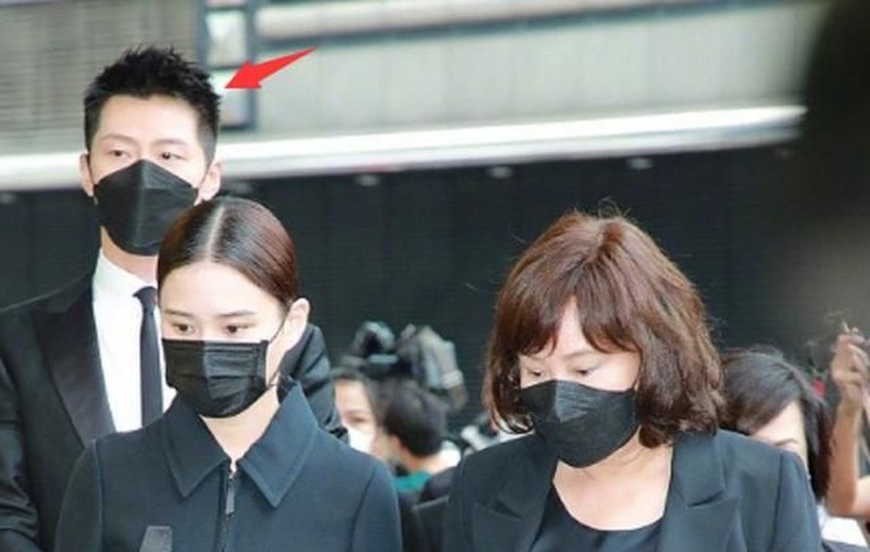 Siêu mẫu Hề Mộng Dao và con trai gây chú ý trong tang lễ “vua sòng bạc” - 5 Siêu mẫu Hề Mộng Dao và con trai gây chú ý trong tang lễ “vua sòng bạc” - 5