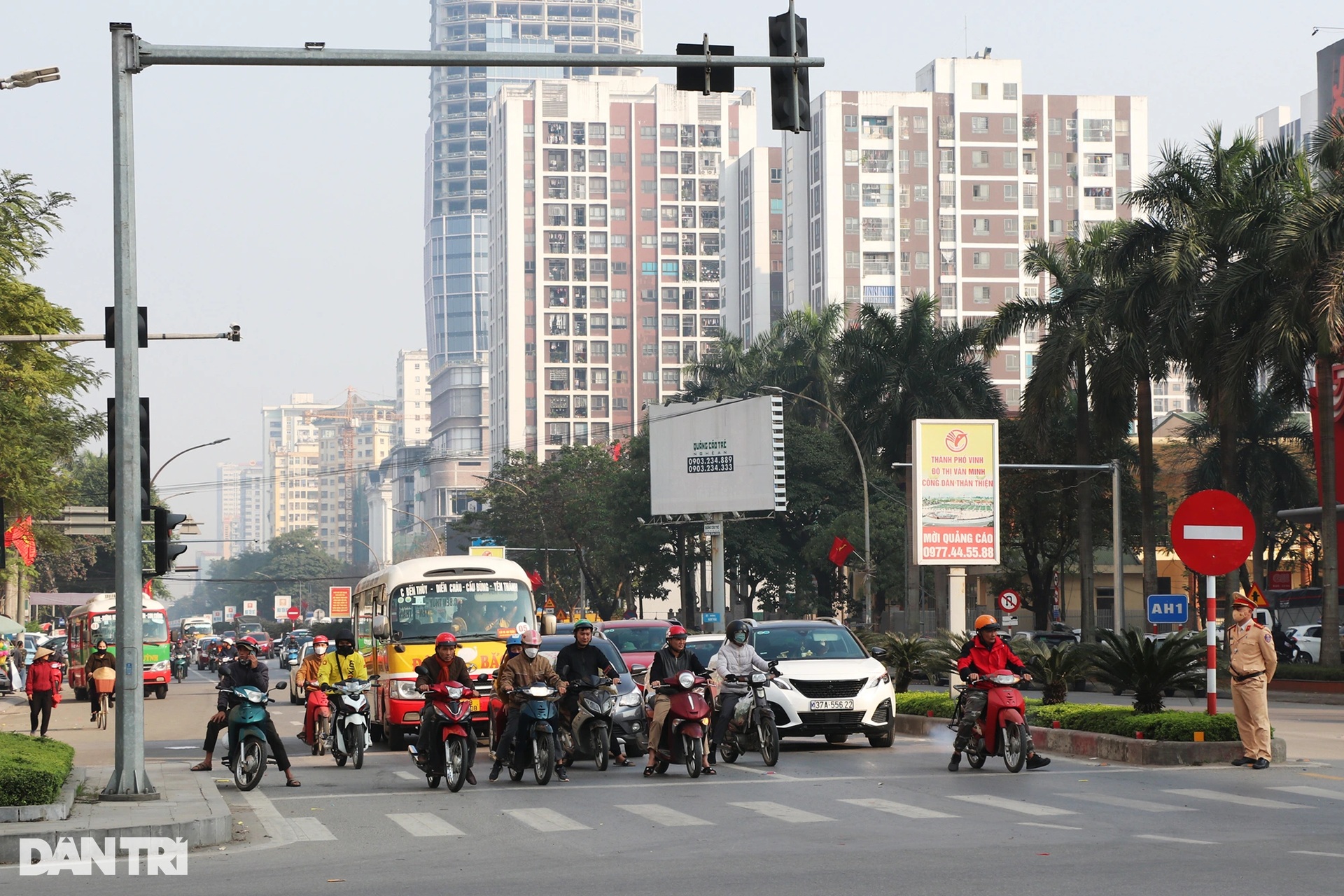 Nhiều người vi phạm giao thông trên đường phố Vinh dù mức phạt tăng nặng - 2 Nhiều người vi phạm giao thông trên đường phố Vinh dù mức phạt tăng nặng - 2