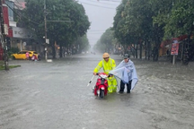 Hôm nay Nam Bộ mưa dông, Bắc Bộ tiếp tục nắng nóng