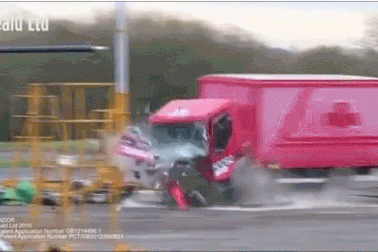 Xe tải  nặng 7,2 tấn bị vỡ tan tành sau khi đâm vào cọc chống khủng bố công nghệ cao