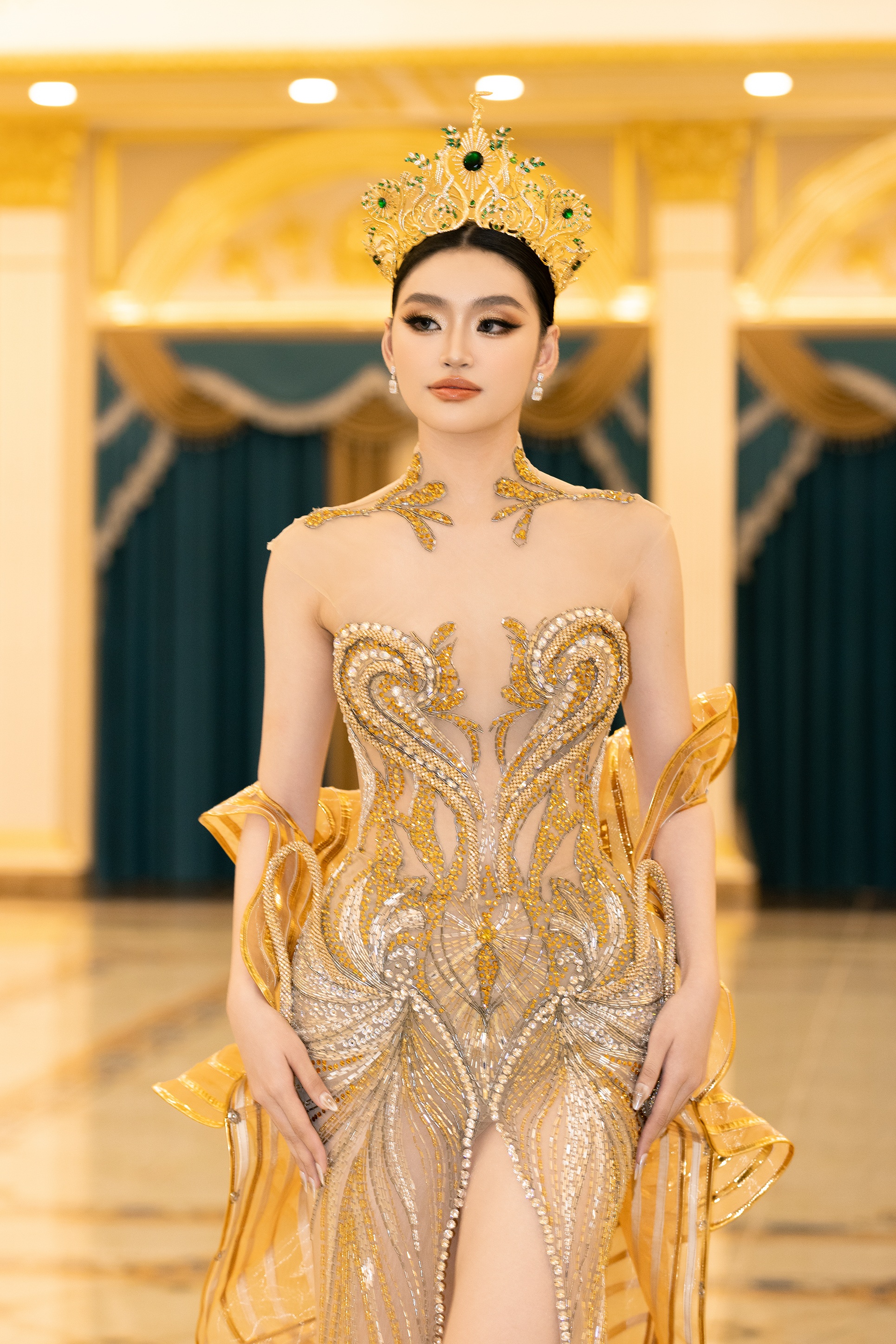 Hoa hậu Yến Nhi diện dạ hội xẻ cao, để lộ chi tiết kém duyên trên sân khấu - 1