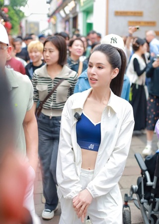 "Tiểu Long Nữ" Lý Nhược Đồng khoe vòng eo đáng mơ ước ở tuổi 59 - 1