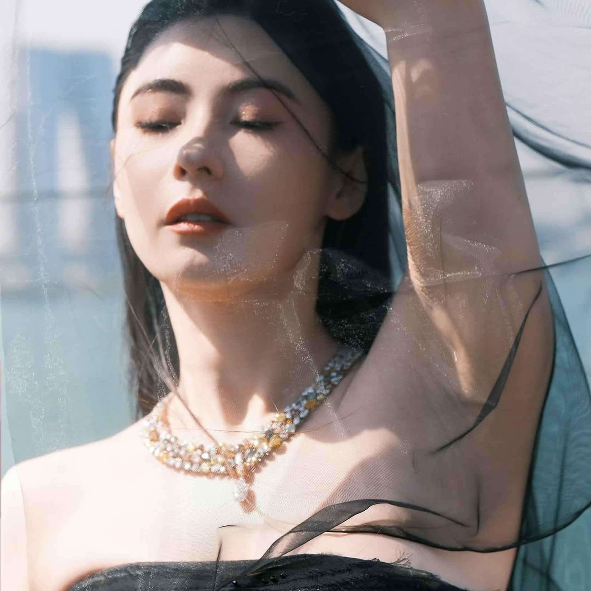 Tượng đài nhan sắc Trương Bá Chi mặc váy dát vàng của nhà thiết kế Việt - 5 Tượng đài nhan sắc Trương Bá Chi mặc váy dát vàng của nhà thiết kế Việt - 5