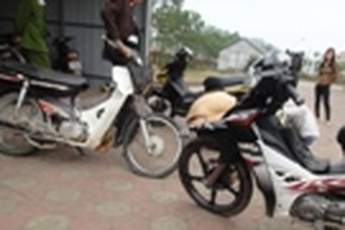 Hai xe máy đối đầu trong đêm, 2 vợ chồng tử nạn