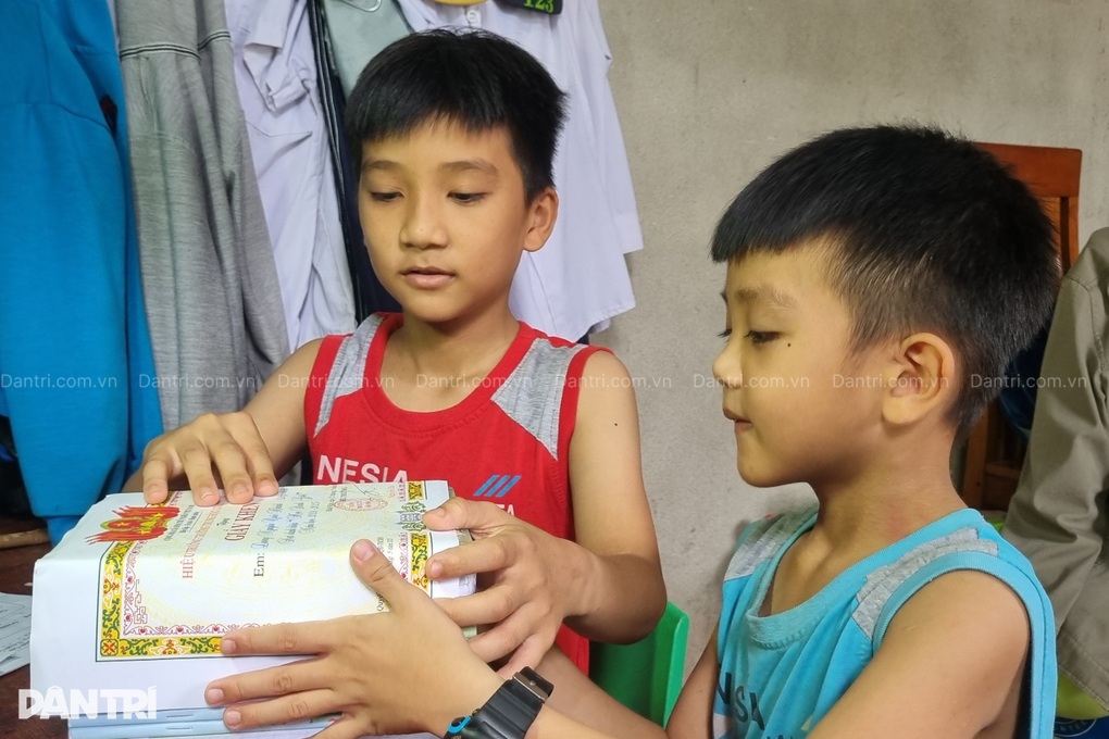 Chồng khuyết tật nặng chăm 2 con thơ, vợ ung thư một mình đi viện - 4 Chồng khuyết tật nặng chăm 2 con thơ, vợ ung thư một mình đi viện - 4