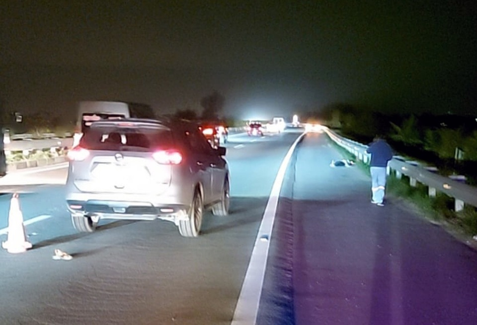 Người đàn ông bị ô tô tông chết khi đi bộ trên cao tốc Nội Bài - Lào Cai - 1