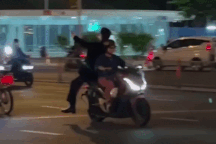 CSGT xử phạt thanh niên đứng trên yên xe đang di chuyển để quay phim
