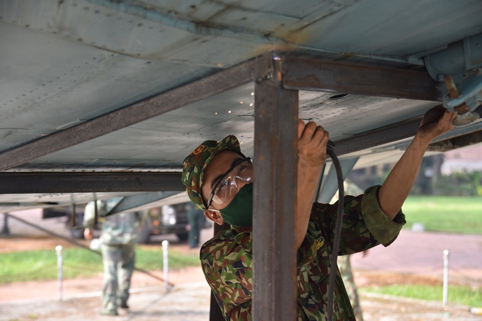 Cận cảnh tháo dỡ 4 máy bay thời chiến tại Di tích Quốc Tử Giám - 8 Cận cảnh tháo dỡ 4 máy bay thời chiến tại Di tích Quốc Tử Giám - 8