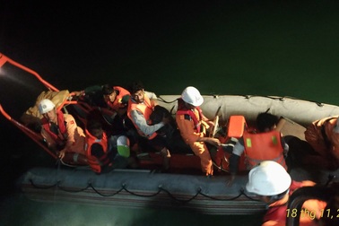 Trợ giúp 8 thuyền viên gặp nạn khi tránh bão số 14