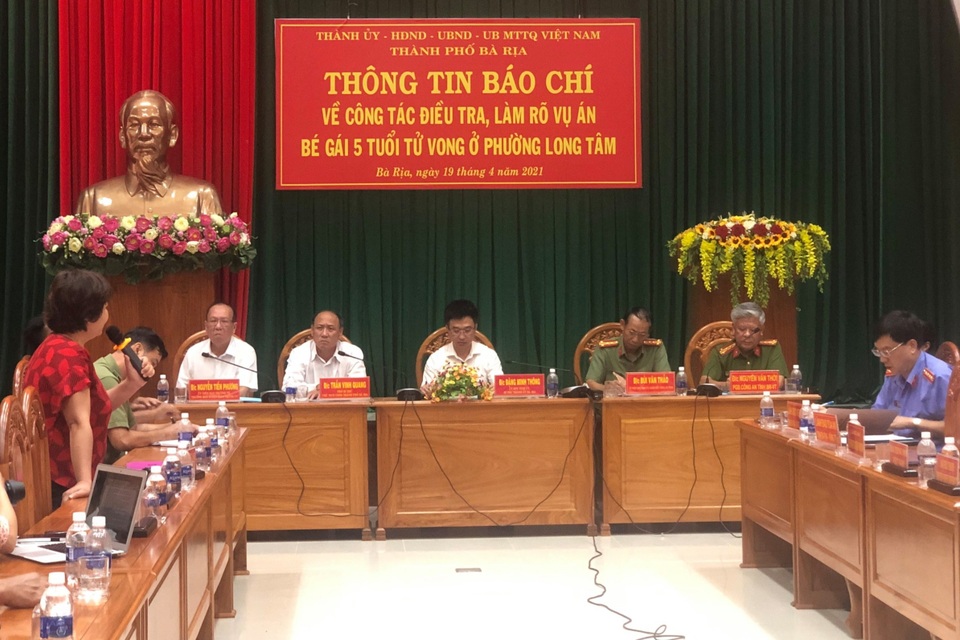 Giết bé gái 5 tuổi, nghi phạm thản nhiên đi sinh nhật rồi tới dự đám tang - 1 Giết bé gái 5 tuổi, nghi phạm thản nhiên đi sinh nhật rồi tới dự đám tang - 1