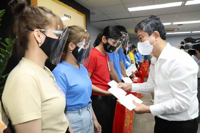 Chương trình Tết sum vầy - Xuân bình an năm 2022 tại Bình Dương và trao 500 phần quà cho công nhân lao động đặc biệt khó khăn tại Bình Dương.