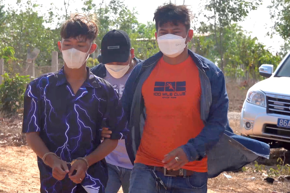 Nhóm thanh niên xịt hơi cay 2 thiếu nữ, cướp tài sản táo tợn ở Bình Thuận - 2 Nhóm thanh niên xịt hơi cay 2 thiếu nữ, cướp tài sản táo tợn ở Bình Thuận - 2