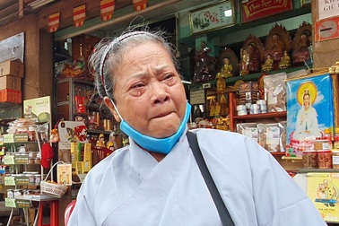 Mẹ Minh Lộc suy sụp trong lễ tưởng niệm, tiết lộ lý do giấu tin con qua đời