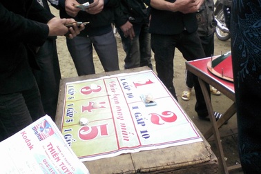 Cờ bạc công khai mừng năm mới