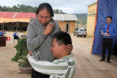 “Nghịch tử” đổ thuốc độc mưu sát mẹ và cuộc đoàn tụ đẫm nước mắt