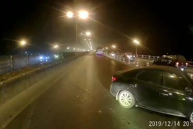 Xe tải chuyển làn gấp gây tai nạn cho xe đi cùng chiều trên cầu